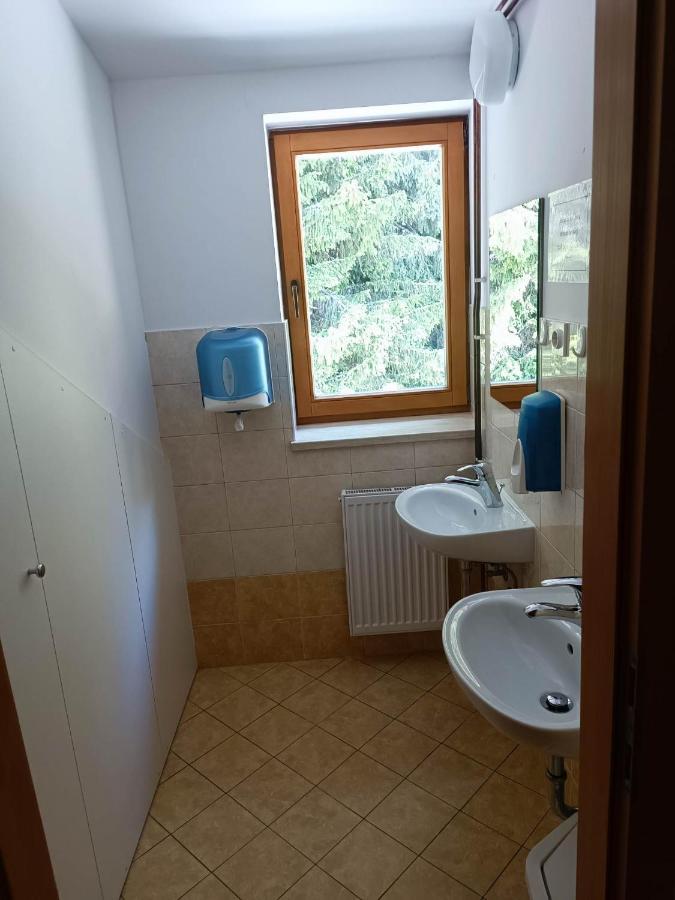 Valvasorjev Dom Pod Stolom Ostello Zirovnica Esterno foto